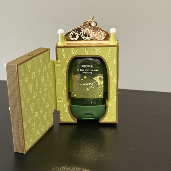 Bath & Body Works, Disney Tiana's Place Light-Up Pocketbac Holder & Hand - Picture 5 of 6